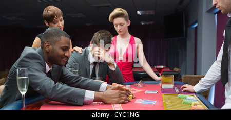 Donna Uomo consolante come altro uomo prende jackpot Foto Stock