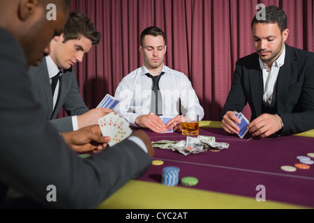 Gli uomini che giocano high stakes poker game Foto Stock