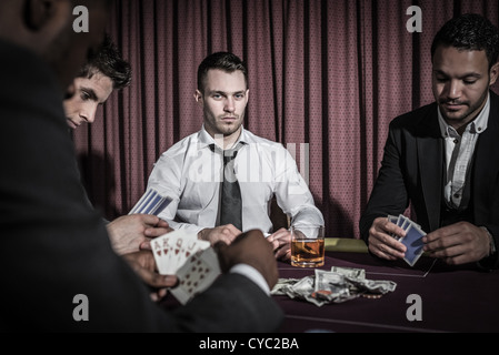 Grave uomo che guarda verso l'alto da high stakes poker game Foto Stock