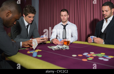 Gli uomini che giocano high stakes game Foto Stock