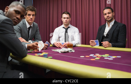 Gli uomini alla ricerca da high stakes poker game Foto Stock