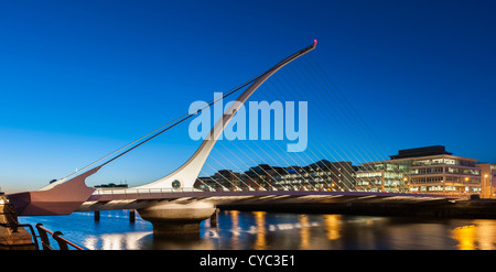 Dublino, Irlanda - il ponte Samuel Beckett sul fiume Liffey, di notte Foto Stock