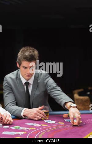 Uomo immissione scommessa Foto Stock
