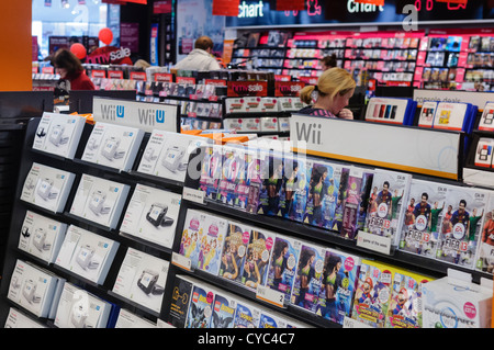 All'interno di un negozio HMV mostra scaffali di musica, DVD e giochi al computer con i clienti la navigazione Foto Stock