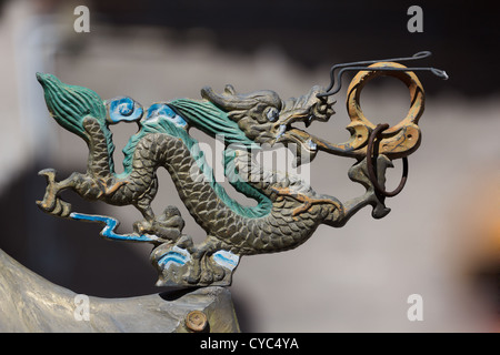 Drago Cinese ornamento su ottone portaincenso Foto Stock