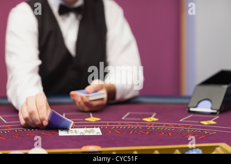 Il concessionario la distribuzione delle carte in un casinò Foto Stock