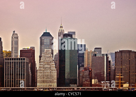 Manhattan skyline di sera, fotografato dal lungomare di Brooklyn, New York City. Foto Stock