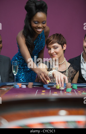 Due persone a giocare alla roulette Foto Stock