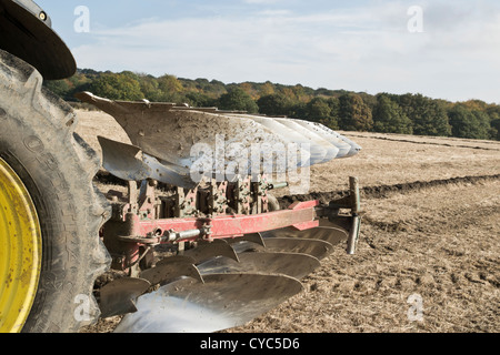 Trattore John Deere con aratro reversibile a confronto di aratura di dimostrazione Foto Stock