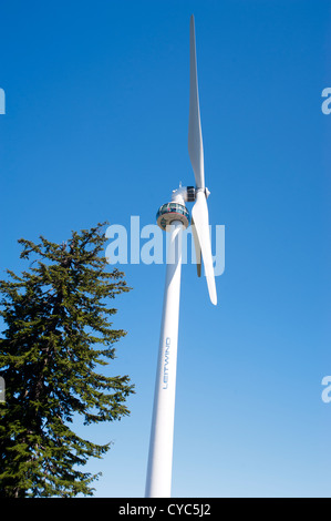 Turbina eolica su Grouse Mountain in North Vancouver, British Columbia, con piattaforma di osservazione visibile alla sommità della torre Foto Stock