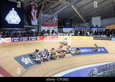 Ciclismo su pista alla rivoluzione di Manchester Velodrome England Regno Unito Foto Stock