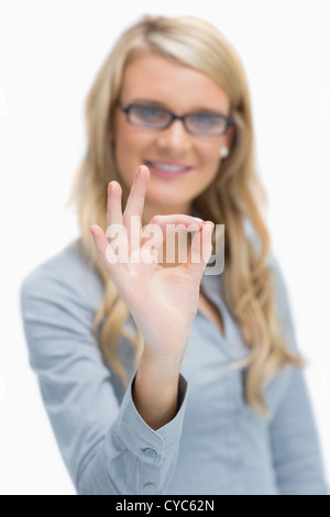 Donna che segno ok Foto Stock