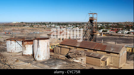 Città mineraria Cobar Aeroporto in Australia outback con la vecchia miniera di edifici Foto Stock