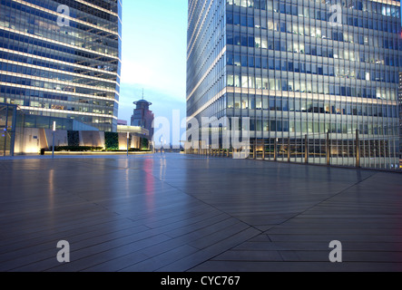 Piattaforma di legno arrotondati da ufficio edificio,lujiazui ,shanghai Foto Stock