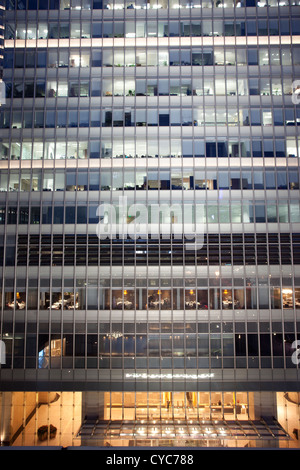 Windows di ufficio moderno edificio di notte,shanghai Foto Stock