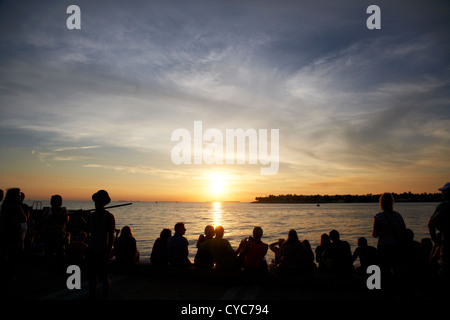 La gente in attesa sul lungomare di sera sunset celebrazioni Mallory Square key west florida usa Foto Stock