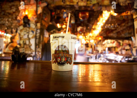 Cocktail drink nel bar del capitano tonys salone sito dell'originale Joes Sloppy bar frequentato da Ernest Hemingway key west f Foto Stock