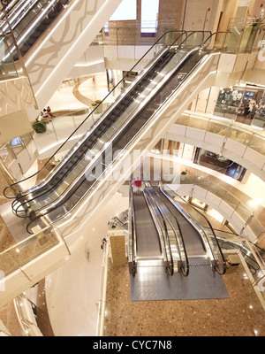 Escalator nel centro commerciale per lo shopping, lujiazui zona di Shanghai Foto Stock