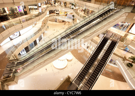 Escalator nel centro commerciale per lo shopping, lujiazui zona di Shanghai Foto Stock