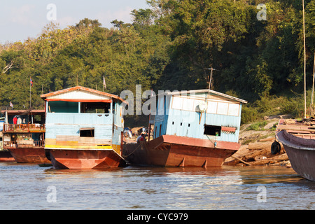 Tipico Riverboats sul fiume Mekong vicino a Luang Prabang, Laos Foto Stock