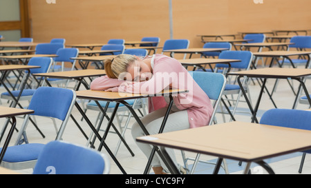 Donna napping in sala esame Foto Stock