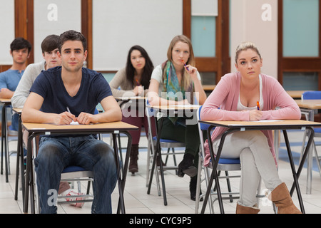 Gli studenti seduti in Aula l'ascolto Foto Stock