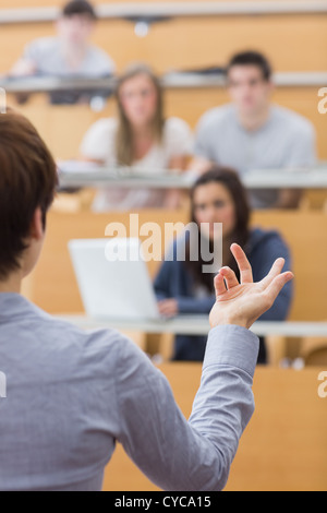 Insegnante è a parlare con gli studenti Foto Stock