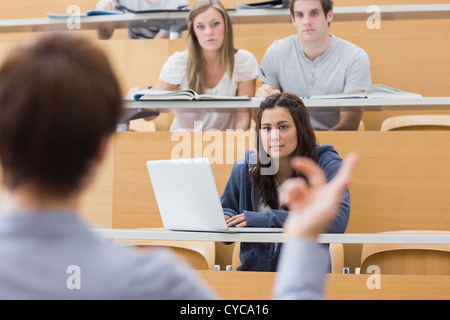 Gli studenti seduti ascoltando il Maestro Foto Stock