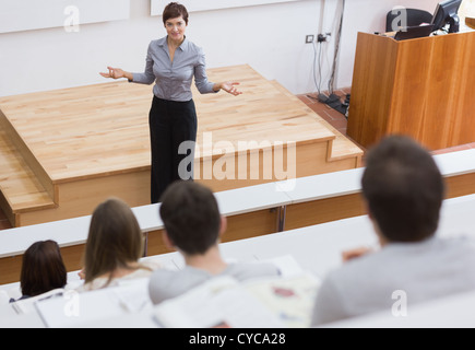 Insegnante in piedi a parlare con gli studenti Foto Stock