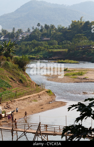 La vista sul fiume Nam Khan a Luang Prabang, Laos Foto Stock