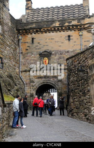 I turisti all'ingresso principale del castello di Edimburgo, Scozia Foto Stock