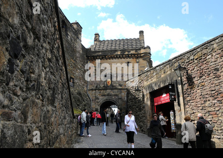 I turisti all'ingresso principale del castello di Edimburgo, Scozia Foto Stock