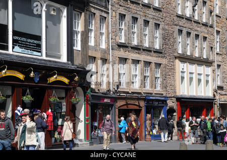 I turisti che sono lo shopping nel pittoresco high street, Scozia, europa Foto Stock