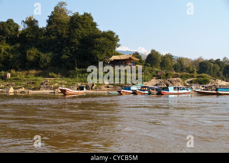 Riverboats tradizionale sul fiume Mekong vicino a Luang Prabang, Laos Foto Stock