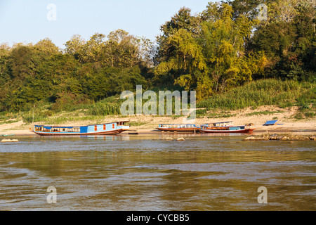 Riverboats tradizionale sul fiume Mekong vicino a Luang Prabang, Laos Foto Stock