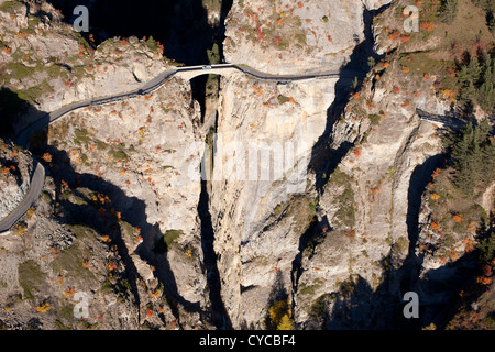 VISTA AEREA. Costruito nel 1882, lo storico Ponte di Châtelet sorge a 108 metri sopra il fiume Ubaye. Saint-Paul-sur-Ubaye, Francia. Foto Stock