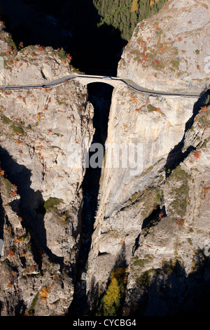 VISTA AEREA. Costruito nel 1882, lo storico Ponte di Châtelet sorge a 108 metri sopra il fiume Ubaye. Saint-Paul-sur-Ubaye, Francia. Foto Stock