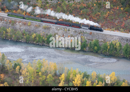 VISTA AEREA. Treno turistico a vapore nella panoramica valle del Var tra Entrevaux e Annot. Alpes-de-Haute-Provence, Francia. Foto Stock