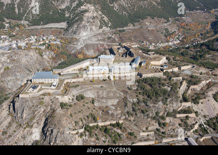 VISTA AEREA. Fort des trois Têtes si affaccia sulla Valle della Durance. Forte militare del famoso architetto Vauban. Briancon, Hautes-Alpes, Francia. Foto Stock