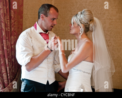 La sposa e lo sposo di condividere un momento di intimo il giorno delle nozze Foto Stock