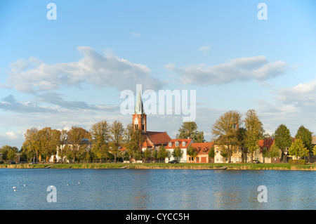 Vista sul lungomare di Werder su Havel con la chiesa cattolica Maria Meeresstern nel vecchio quartiere su un isola. Foto Stock