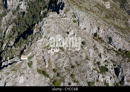 VISTA AEREA. Borgo arroccato abbandonato di Rocca Sparviera, alto sull'entroterra montagnoso della Riviera francese. Alpes-Maritimes, Francia. Foto Stock
