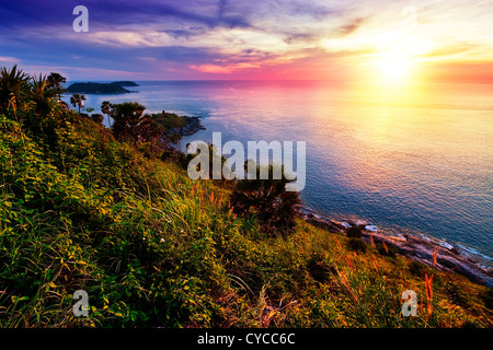 Tramonto spettacolare su Promthep cape. Isola di Phuket, Tailandia. Foto Stock