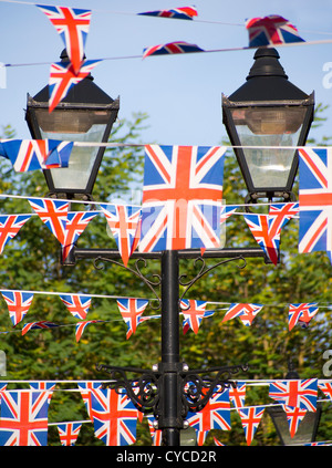 Unione bandiere, bunting e lanterne - St Ebbes Street, Oxford 3 Foto Stock