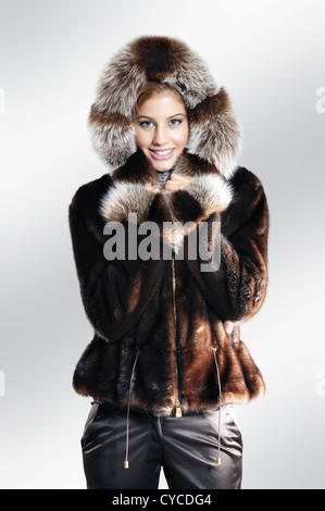Donna in inverno abiti di pelliccia Foto Stock