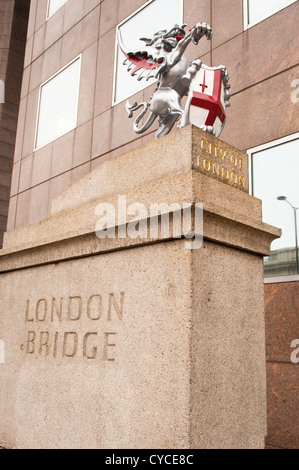 London Bridge ingresso sud alla città di Londra araldica dragon griffin scudo di contenimento cross st George & croce rossa simbolo del martirio di San Paolo Foto Stock