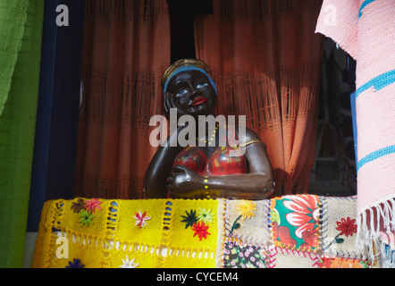 Figurina tradizionale in stallo di souvenir, Congonhas, Minas Gerais, Brasile Foto Stock