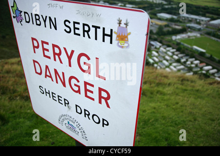 Caduta di pura e semplice cartello di avviso modificato in 'Sheep Drop' sulla cima della montagna a Conwy, il Galles del Nord. Foto Stock