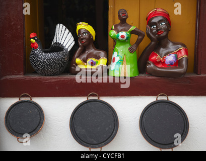 I Figurines tradizionale nella finestra, Ouro Preto (Patrimonio Mondiale dell'UNESCO), Minas Gerais, Brasile Foto Stock