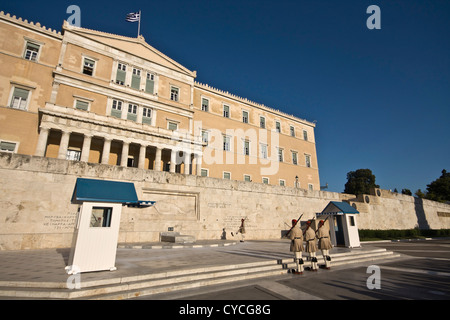 Il Parlamento greco e il soldato ignoto tomba a Atene, Grecia Foto Stock